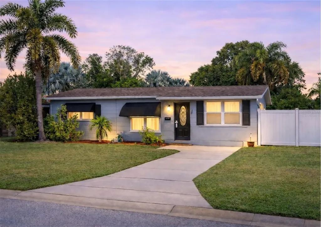 1541 68th Avenue N St Petersburg FL 33702