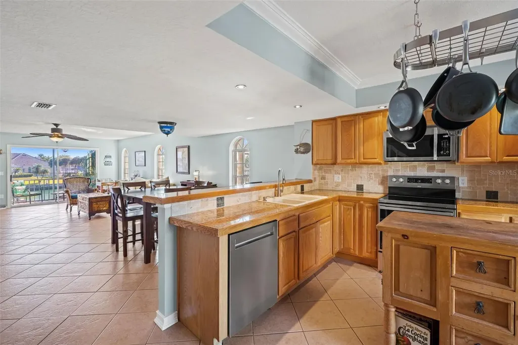 637 Pinellas Bayway S St Petersburg FL 33715