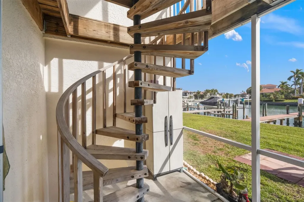 637 Pinellas Bayway S St Petersburg FL 33715