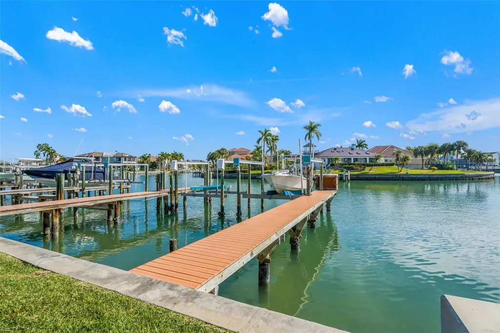 637 Pinellas Bayway S St Petersburg FL 33715