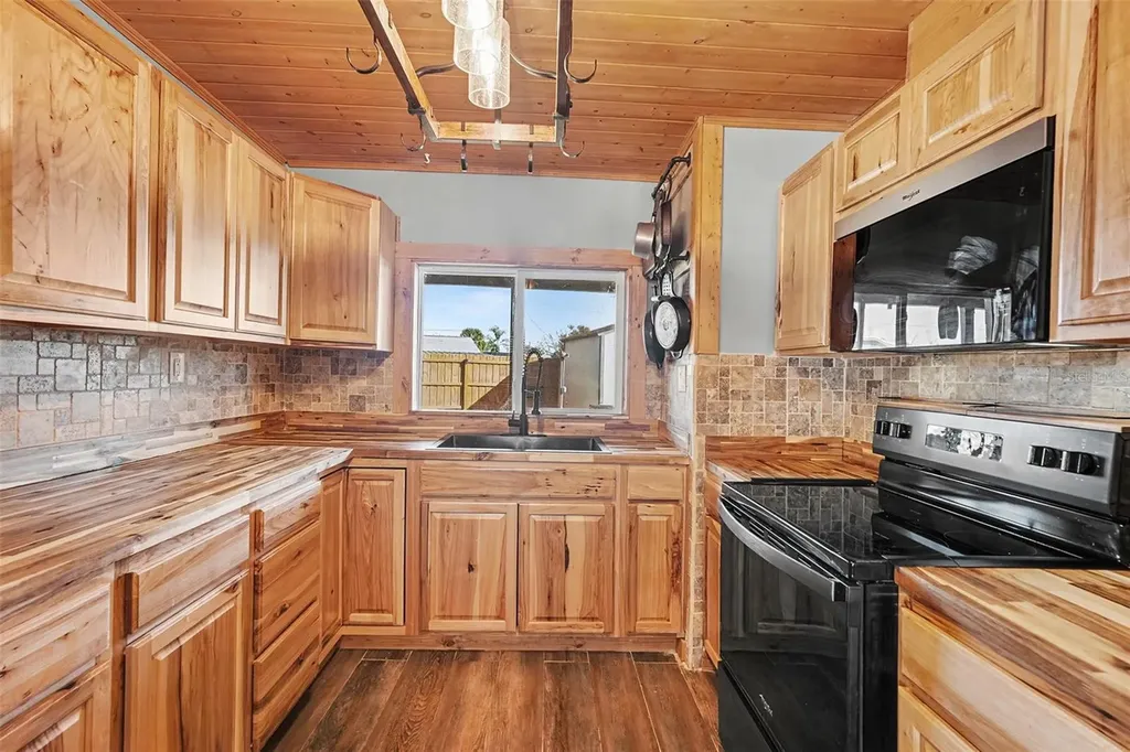557 Flame Tree Drive Apollo Beach FL 33572