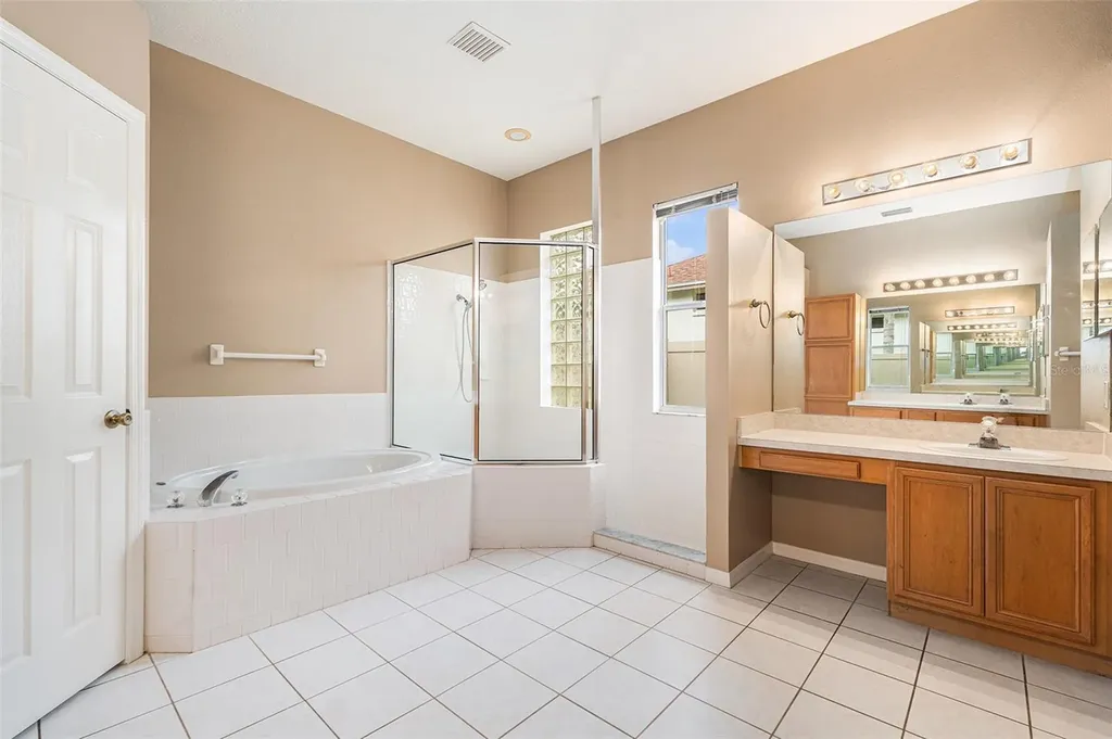 10019 Oxford Chapel Drive Tampa FL 33647