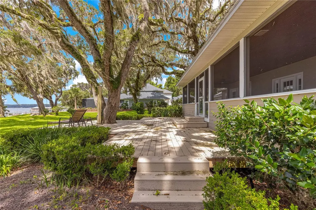12360 E Highway 25 Ocklawaha FL 32179