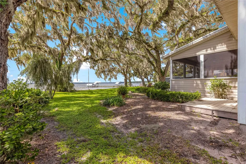 12360 E Highway 25 Ocklawaha FL 32179