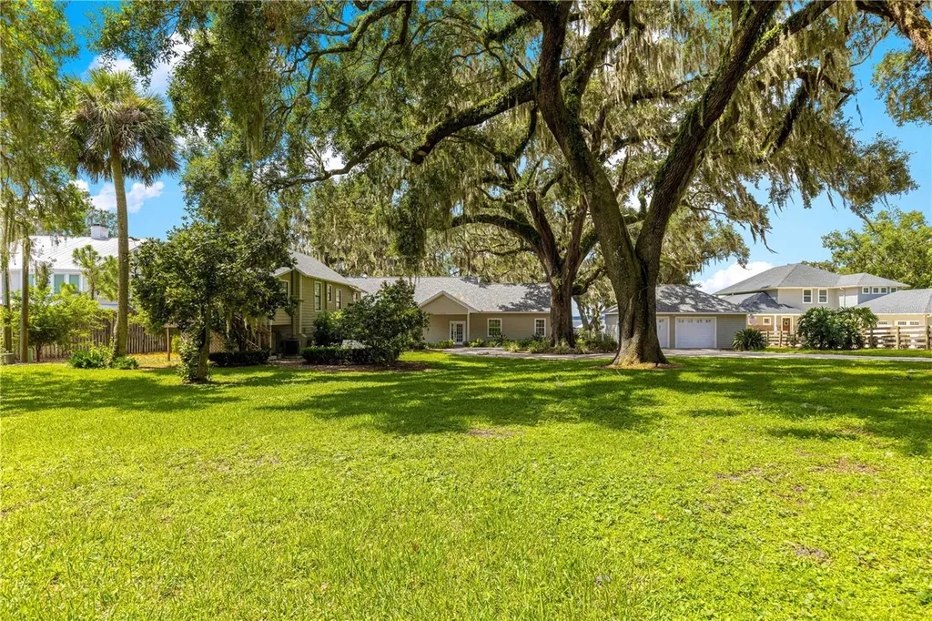 12360 E Highway 25 Ocklawaha FL 32179