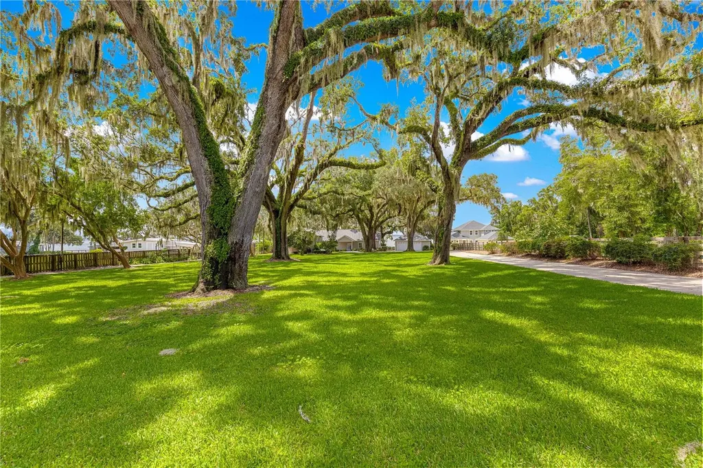 12360 E Highway 25 Ocklawaha FL 32179