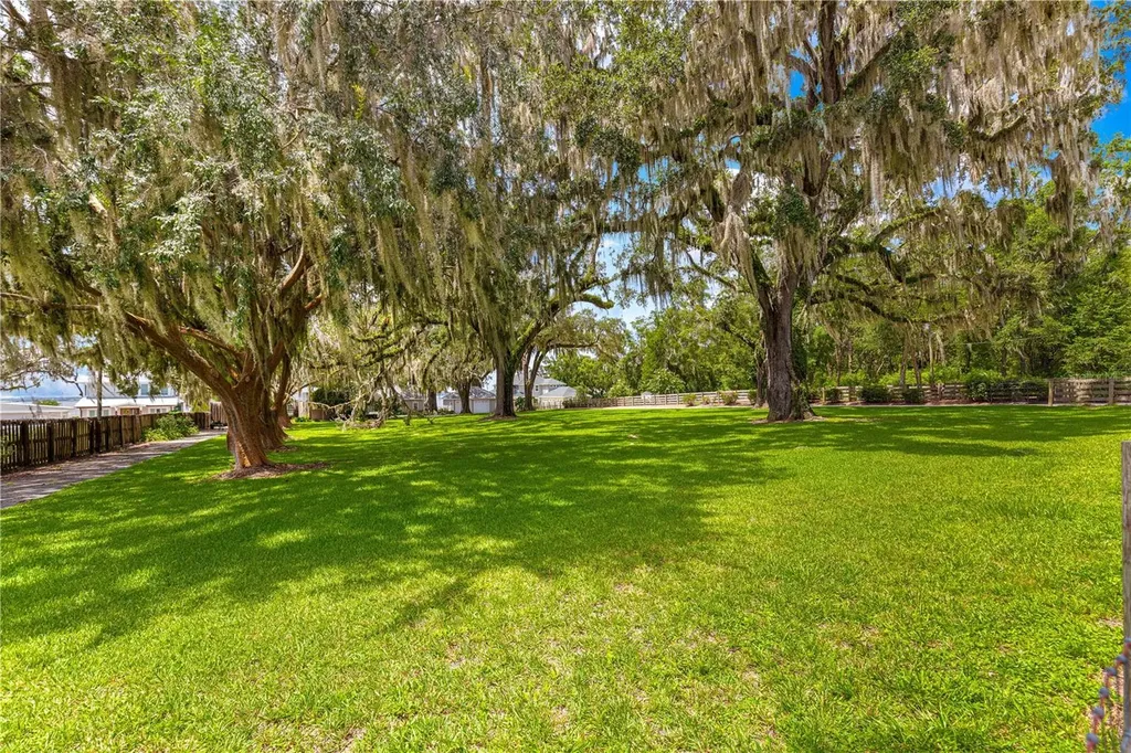 12360 E Highway 25 Ocklawaha FL 32179