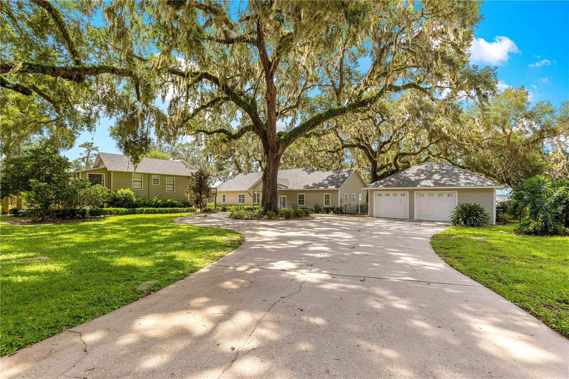 12360 E Highway 25 Ocklawaha FL 32179