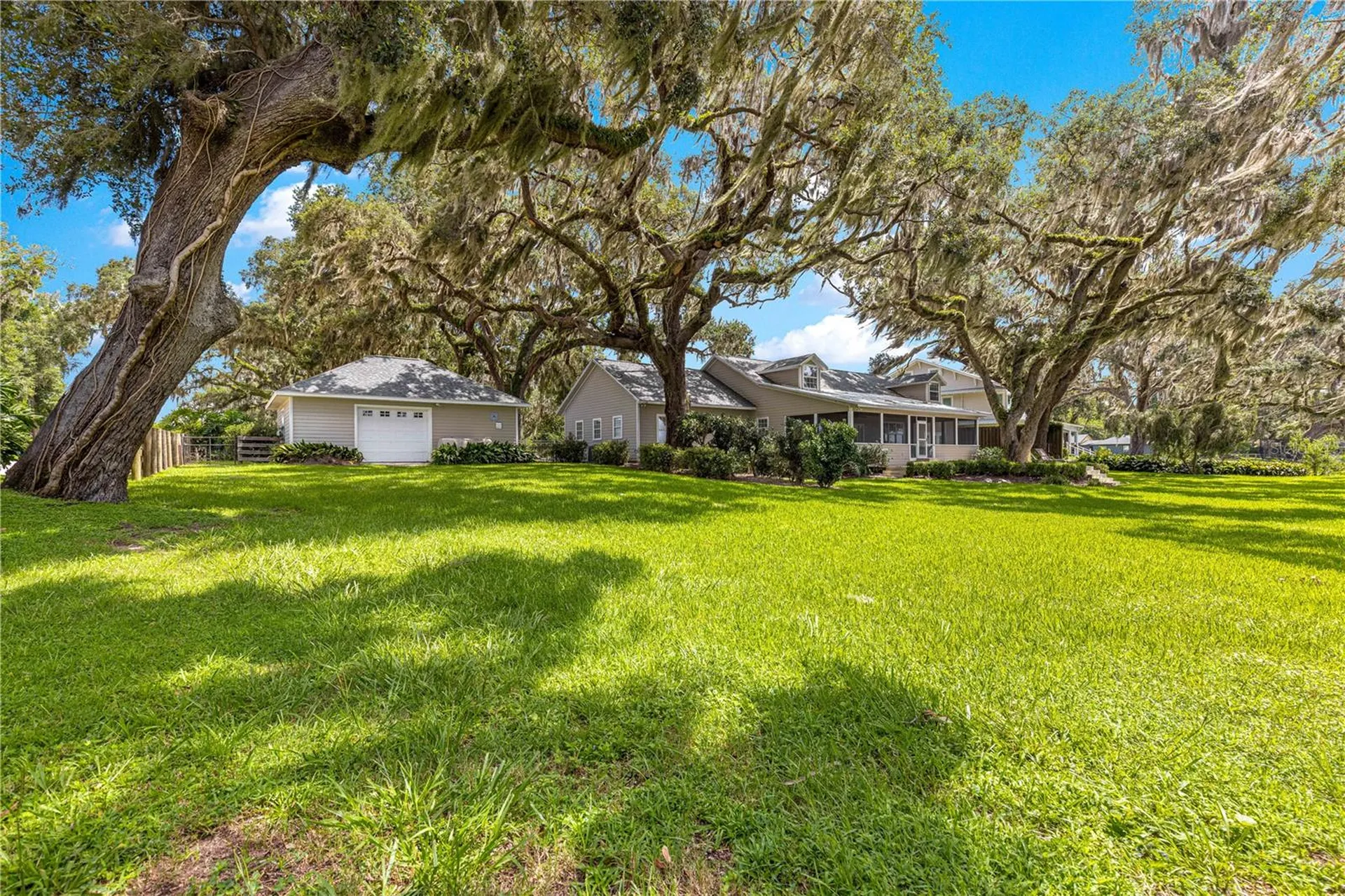 12360 E Highway 25 Ocklawaha FL 32179