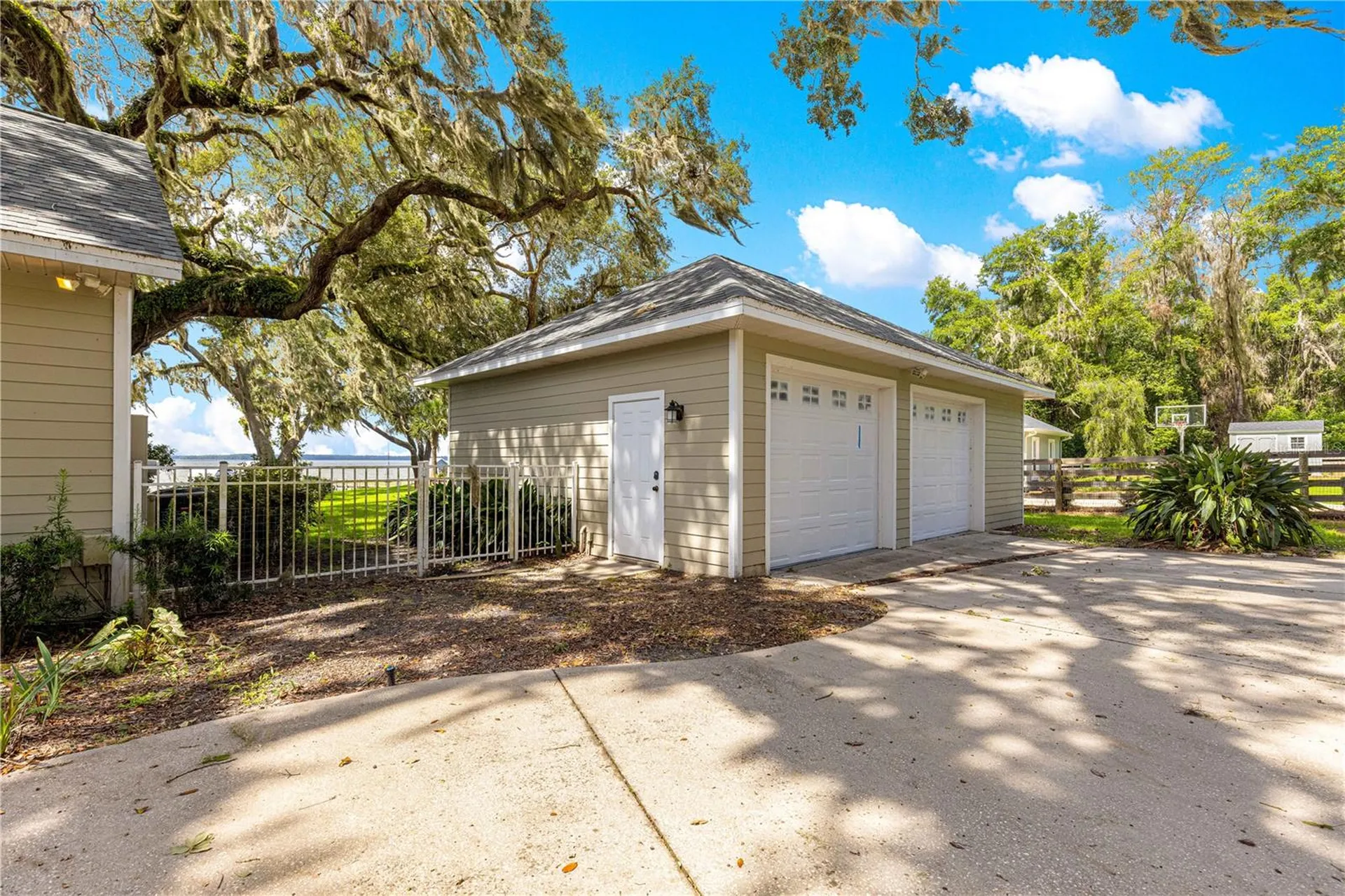 12360 E Highway 25 Ocklawaha FL 32179