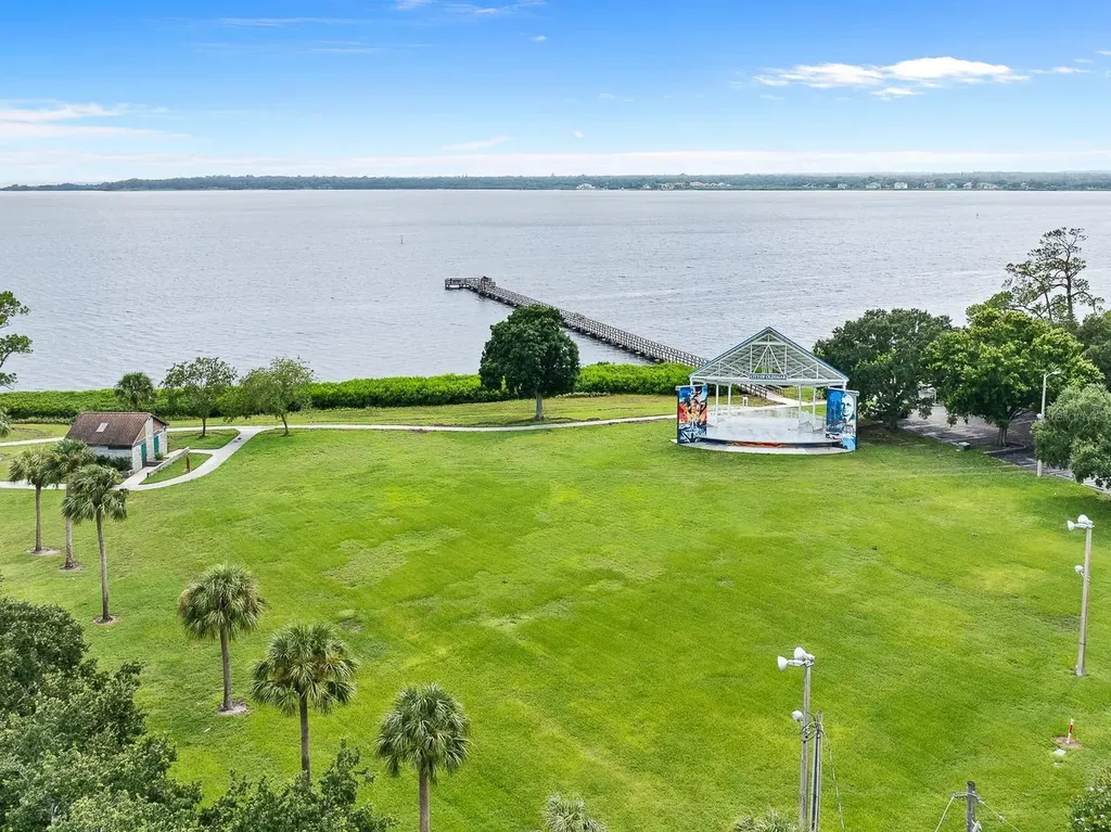 316 Shore Drive E Oldsmar FL 34677