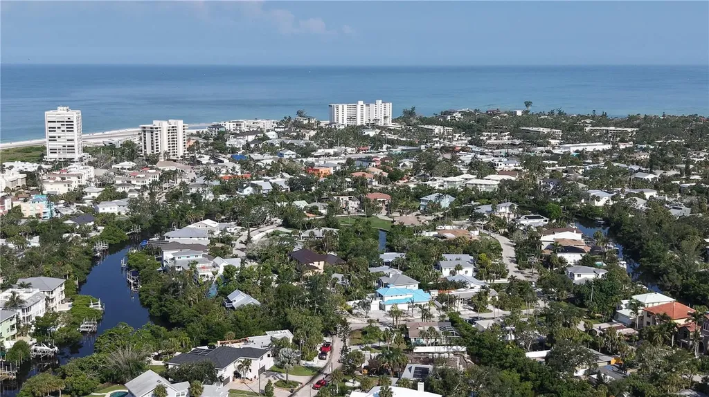 5302 Las Rosas Sarasota FL 34242