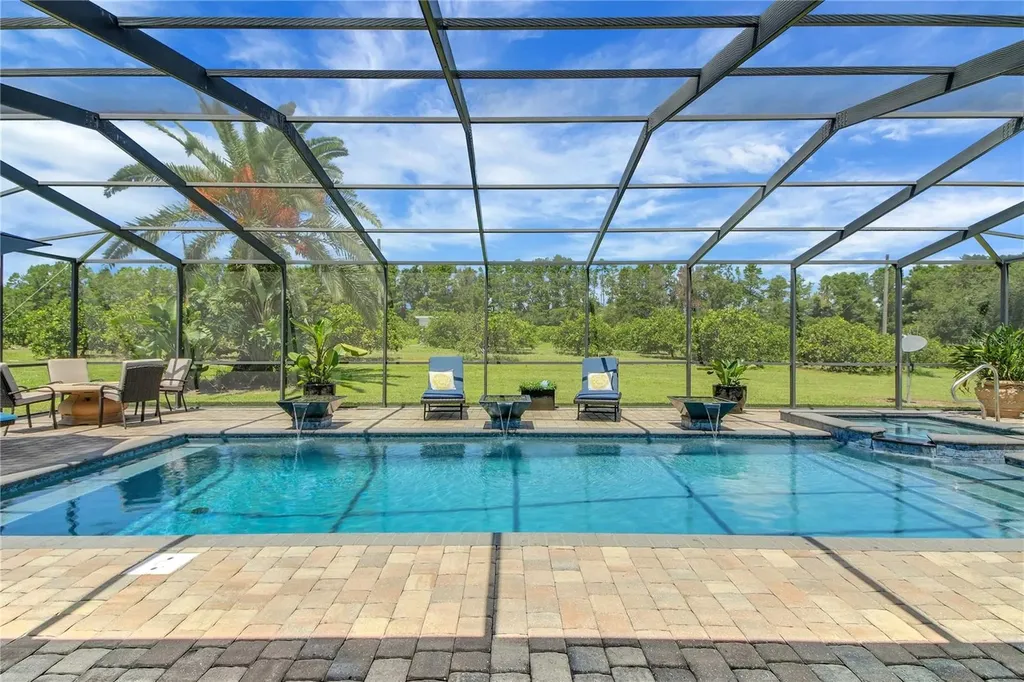 16982 SE Highway 42 Weirsdale FL 32195