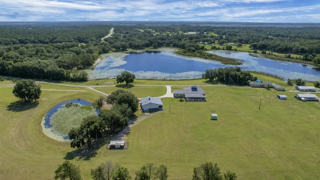 16982 SE Highway 42 Weirsdale FL 32195