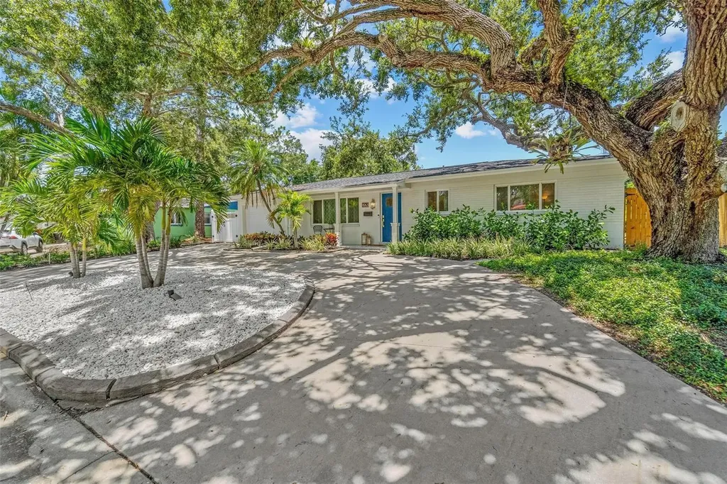8263 27th Avenue N St Petersburg FL 33710