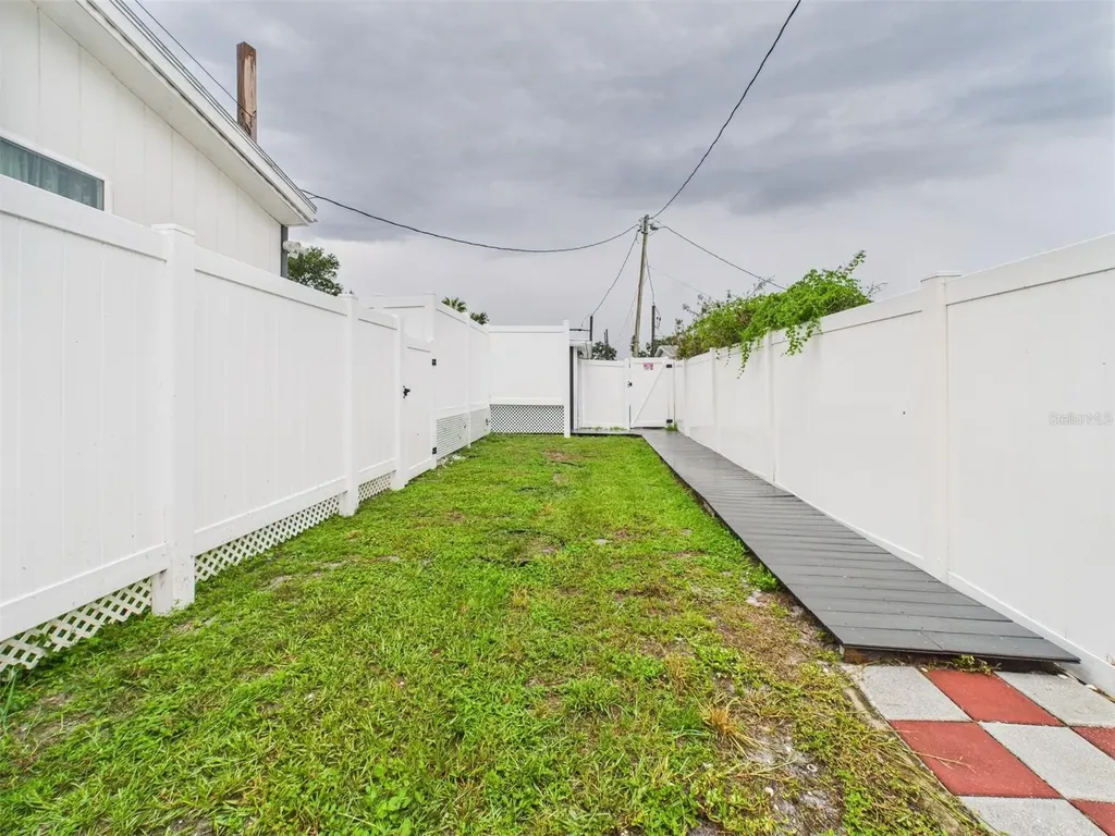 221 1st Street Davenport FL 33837