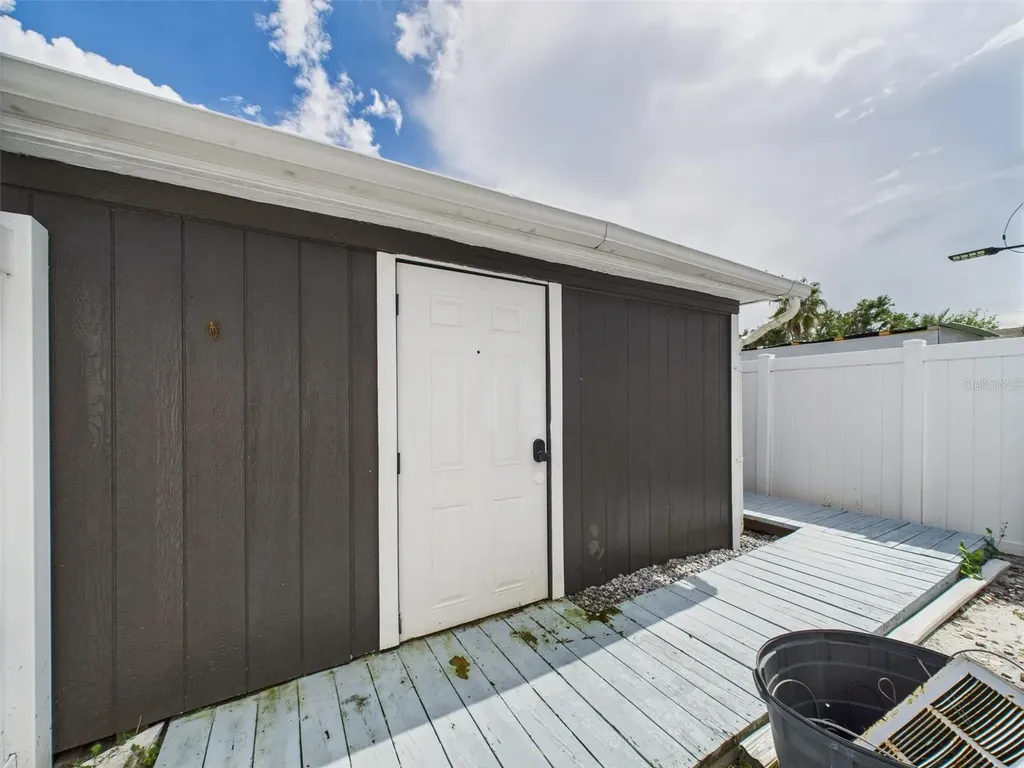 221 1st Street Davenport FL 33837