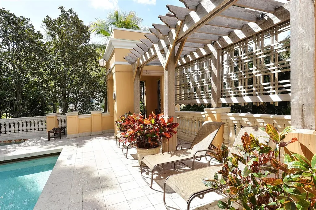 750 N Tamiami Trail Sarasota FL 34236