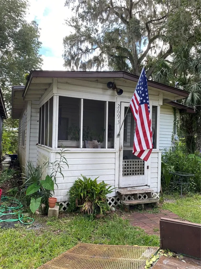 2693 Cr 426f Lake Panasoffkee FL 33538
