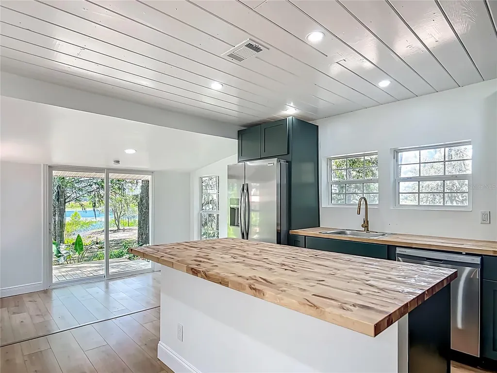 8781 S Lakeshore Drive Floral City FL 34436
