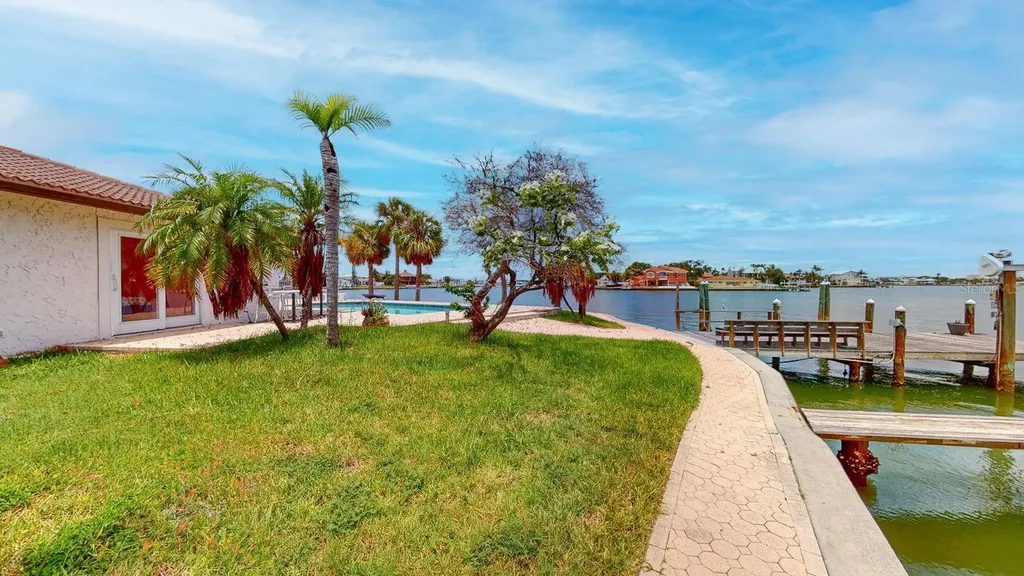 5960 Bahama Way N St Pete Beach FL 33706