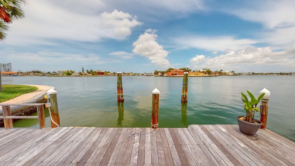 5960 Bahama Way N St Pete Beach FL 33706