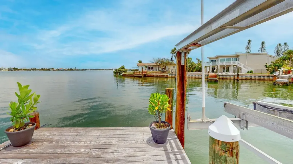 5960 Bahama Way N St Pete Beach FL 33706