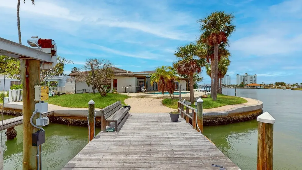 5960 Bahama Way N St Pete Beach FL 33706