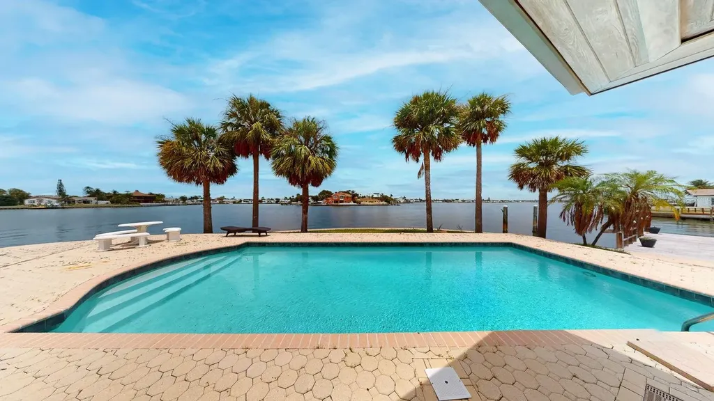 5960 Bahama Way N St Pete Beach FL 33706