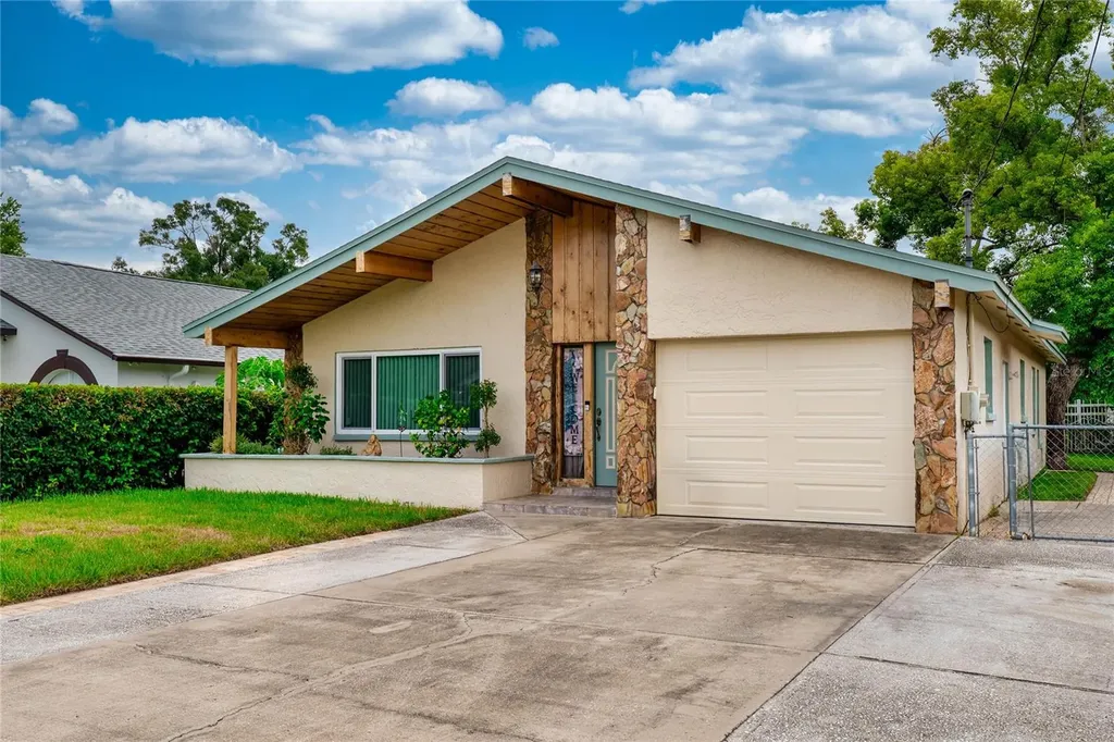 7523 Blossom Avenue Tampa FL 33614