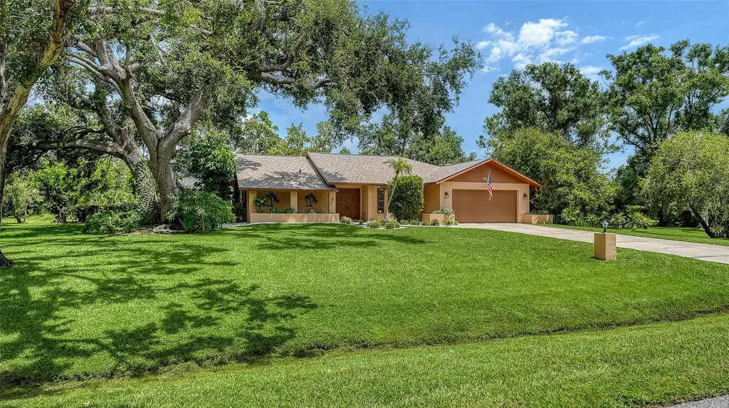 5879 Ravenwood Drive Sarasota FL 34243