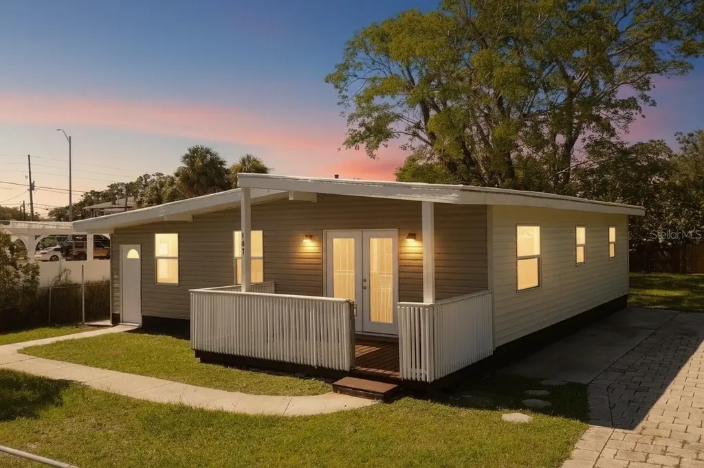107 E Spruce Street Tarpon Springs FL 34689