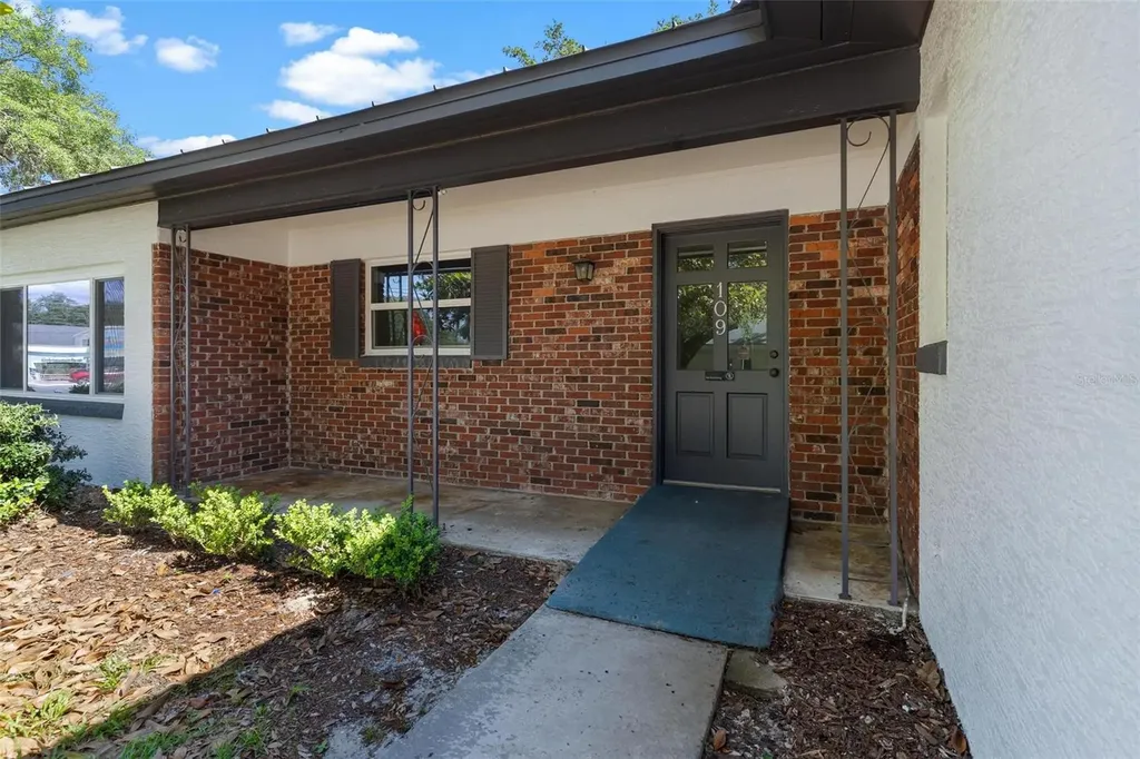 109 W Lakeview Street Lady Lake FL 32159