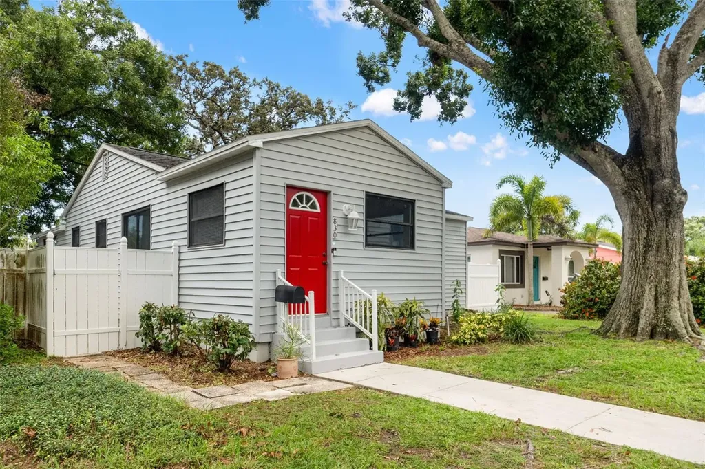 830 47th Avenue N St Petersburg FL 33703