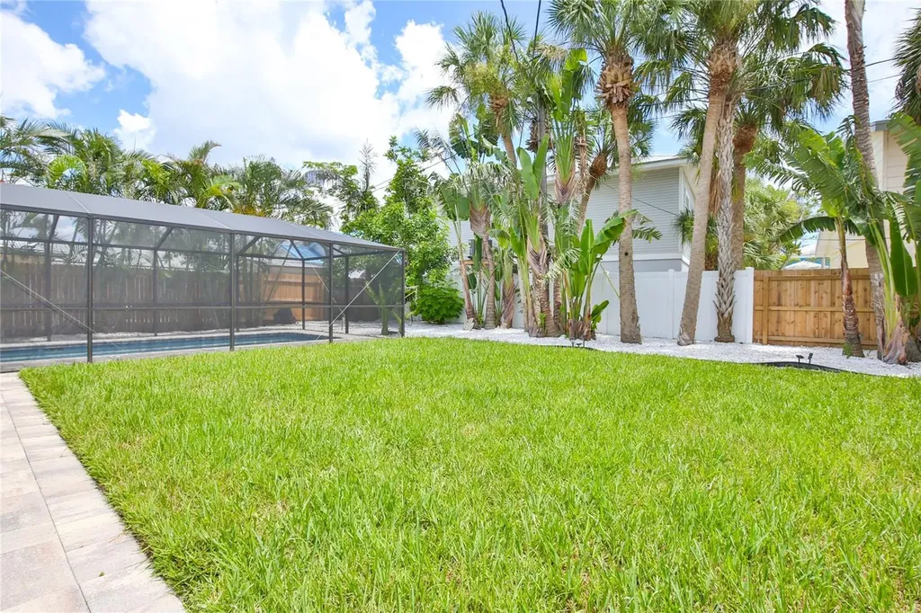211 Island Circle Sarasota FL 34242