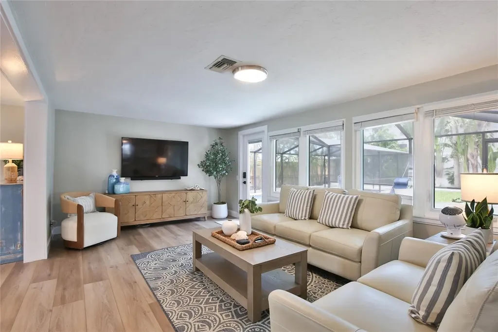 211 Island Circle Sarasota FL 34242