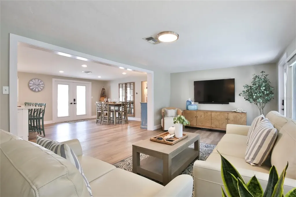 211 Island Circle Sarasota FL 34242