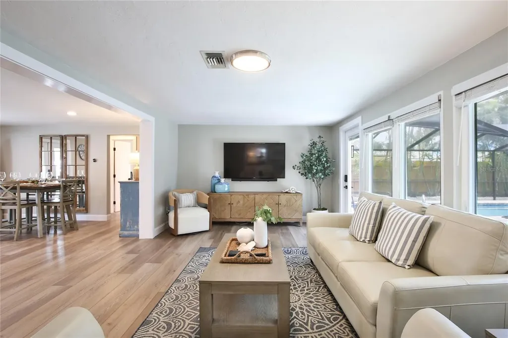 211 Island Circle Sarasota FL 34242