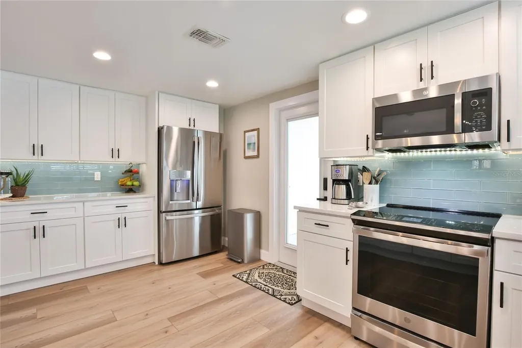 211 Island Circle Sarasota FL 34242