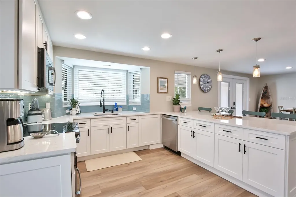 211 Island Circle Sarasota FL 34242