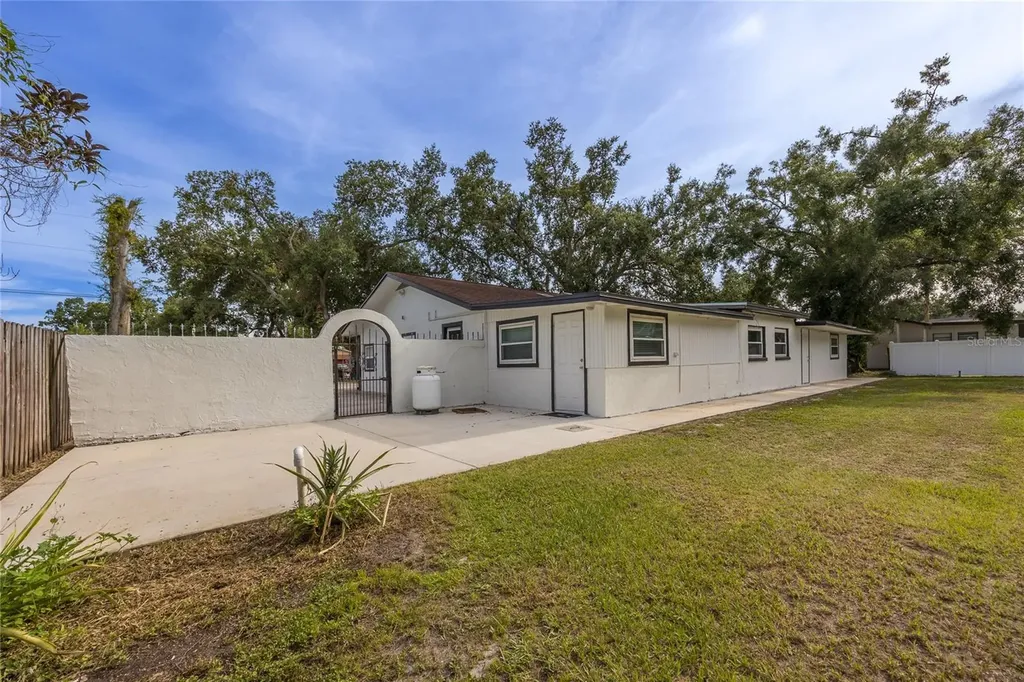 5712 S 20th Avenue S Tampa FL 33619