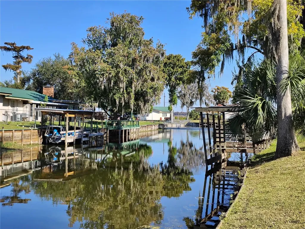876 Cr 467 Lake Panasoffkee FL 33538