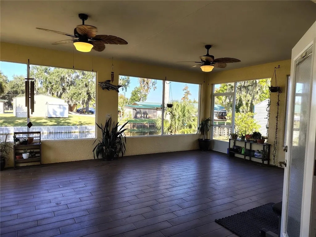 876 Cr 467 Lake Panasoffkee FL 33538