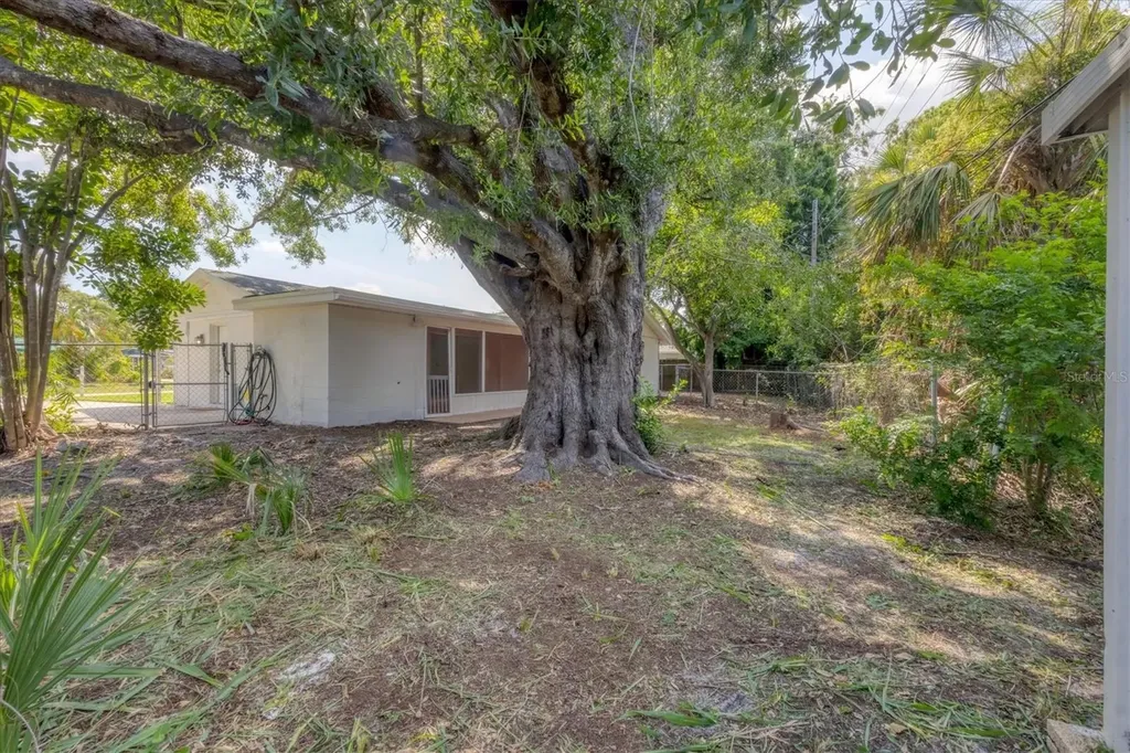 2004 52nd Avenue W Bradenton FL 34207