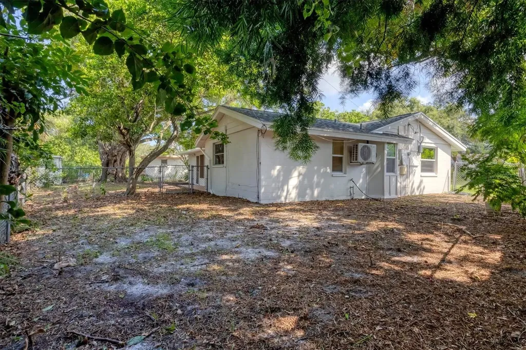 2004 52nd Avenue W Bradenton FL 34207