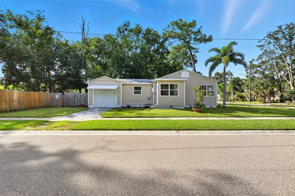 140 SW Lincoln Circle N St Petersburg FL 33703