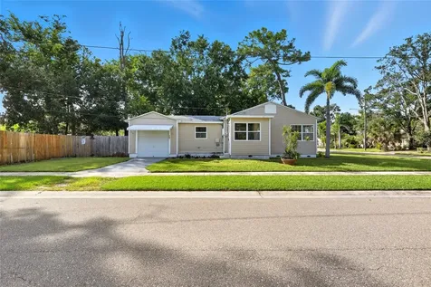 140 SW Lincoln Circle N St Petersburg FL 33703