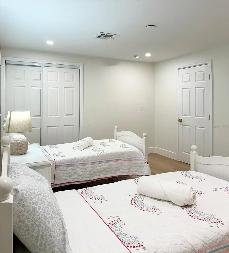 156 N Boulevard Of The Presidents Sarasota FL 34236