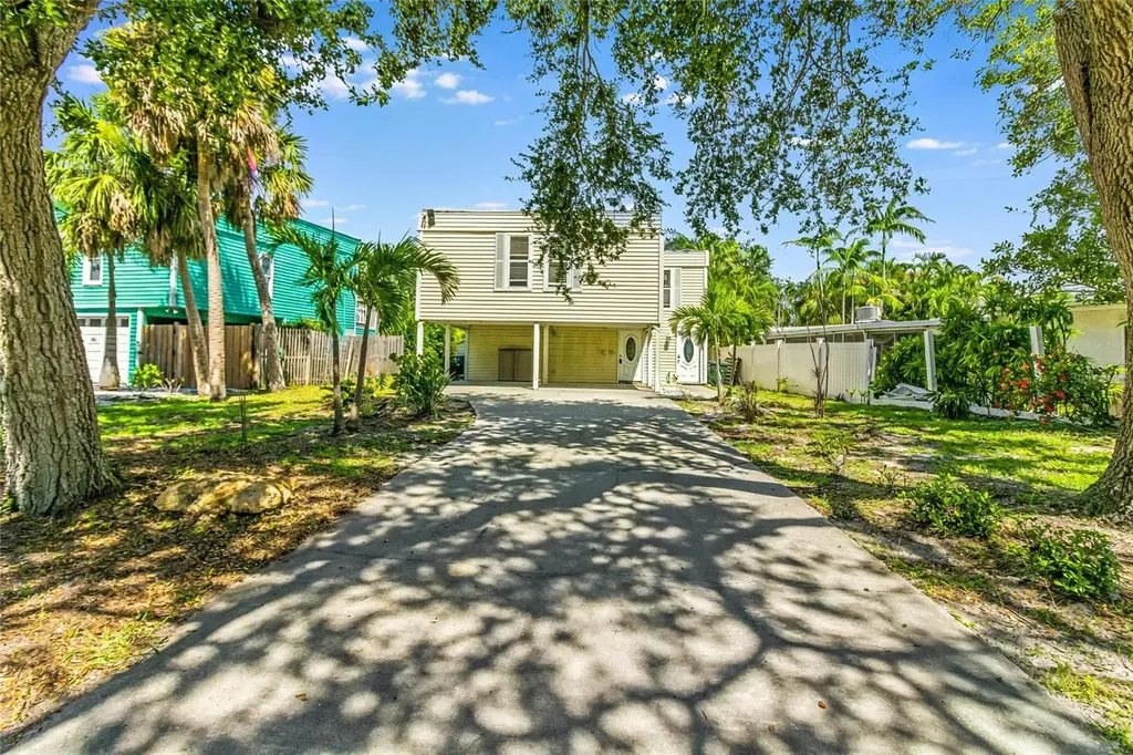 643 Calle De Peru Sarasota FL 34242