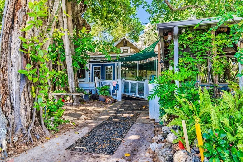 643 Calle De Peru Sarasota FL 34242